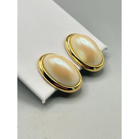 Vintage Richelieu Faux Pearl Oval Clip On Earrings Gold Tone Costume Jewelry - Picture 2 of 8
